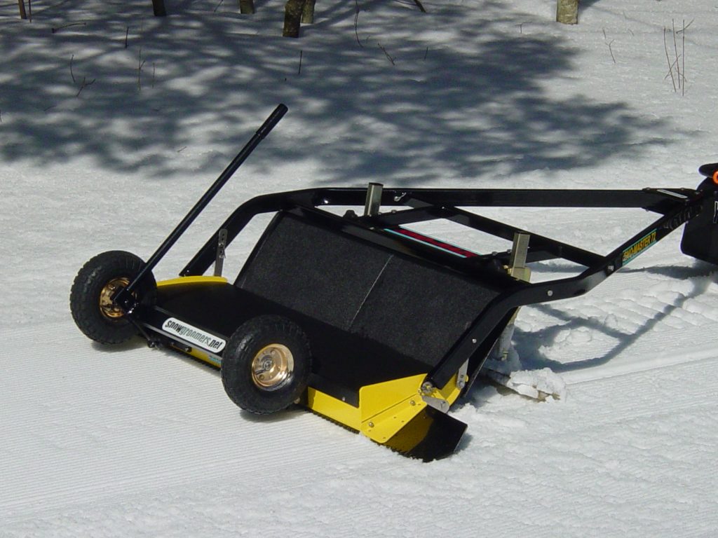 snow groomer with wheels